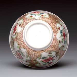 A fine Chinese gilt-decorated famille rose cup and saucer with floral design, Yongzheng — 照片 9
