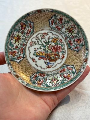 A fine Chinese gilt-decorated famille rose 'flower basket' cup and saucer, Yongzheng — photo 1
