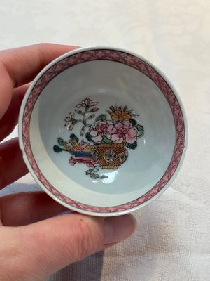 A fine Chinese gilt-decorated famille rose 'flower basket' cup and saucer, Yongzheng — photo 13