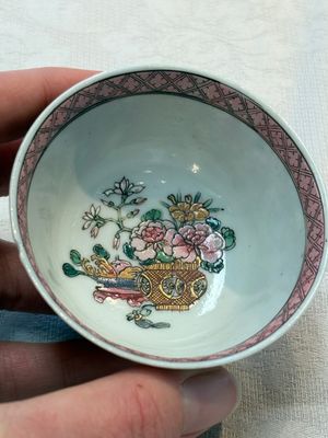 A fine Chinese gilt-decorated famille rose 'flower basket' cup and saucer, Yongzheng — photo 14