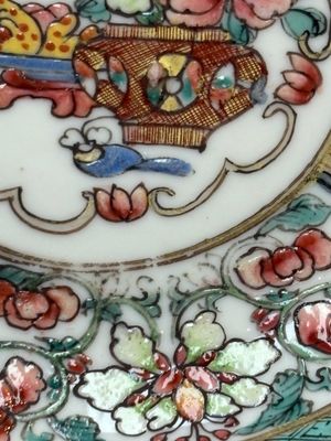 A fine Chinese gilt-decorated famille rose 'flower basket' cup and saucer, Yongzheng — photo 2