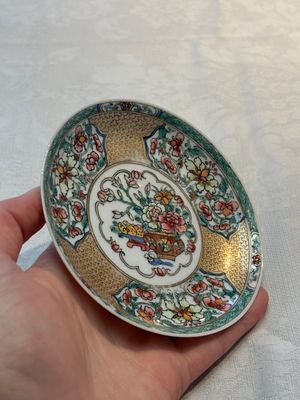 A fine Chinese gilt-decorated famille rose 'flower basket' cup and saucer, Yongzheng — photo 4