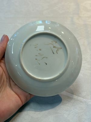 A fine Chinese gilt-decorated famille rose 'flower basket' cup and saucer, Yongzheng — photo 5