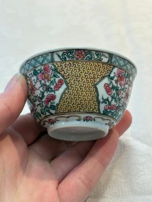 A fine Chinese gilt-decorated famille rose 'flower basket' cup and saucer, Yongzheng — photo 7