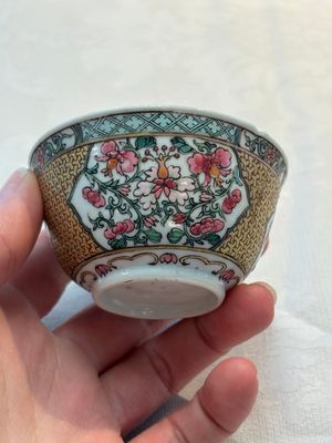 A fine Chinese gilt-decorated famille rose 'flower basket' cup and saucer, Yongzheng — photo 8