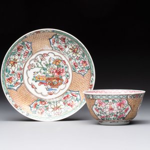 A fine Chinese gilt-decorated famille rose 'flower basket' cup and saucer, Yongzheng — photo 1