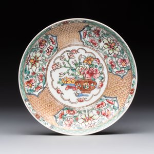 A fine Chinese gilt-decorated famille rose 'flower basket' cup and saucer, Yongzheng — photo 2