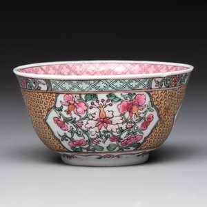 A fine Chinese gilt-decorated famille rose 'flower basket' cup and saucer, Yongzheng — photo 4
