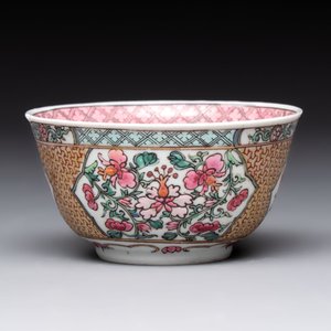 A fine Chinese gilt-decorated famille rose 'flower basket' cup and saucer, Yongzheng — photo 5