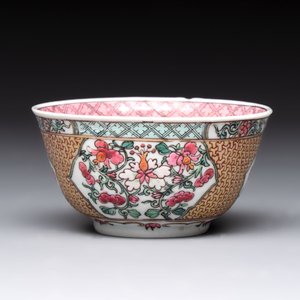 A fine Chinese gilt-decorated famille rose 'flower basket' cup and saucer, Yongzheng — photo 6