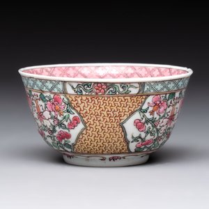 A fine Chinese gilt-decorated famille rose 'flower basket' cup and saucer, Yongzheng — photo 7