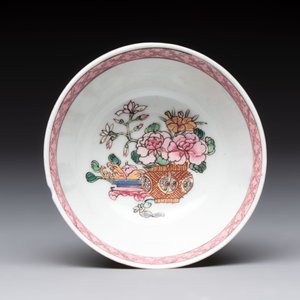 A fine Chinese gilt-decorated famille rose 'flower basket' cup and saucer, Yongzheng — photo 8