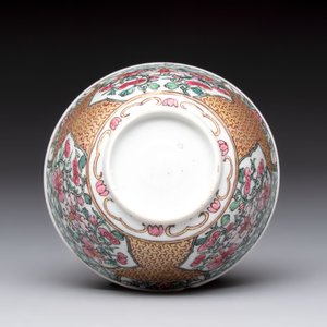 A fine Chinese gilt-decorated famille rose 'flower basket' cup and saucer, Yongzheng — photo 9