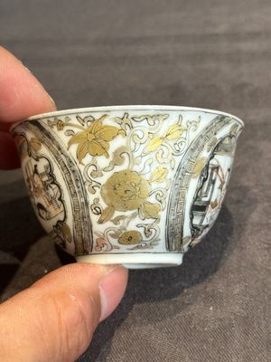 A fine Chinese gilt-decorated grisaille 'Feng Yi Ting 鳳儀亭' cup and saucer, Yongzheng — photo 13