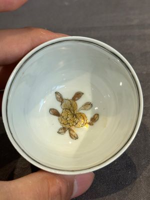 A fine Chinese gilt-decorated grisaille 'Feng Yi Ting 鳳儀亭' cup and saucer, Yongzheng — photo 14