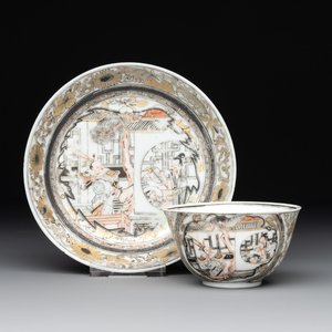 A fine Chinese gilt-decorated grisaille 'Feng Yi Ting 鳳儀亭' cup and saucer, Yongzheng — photo 1