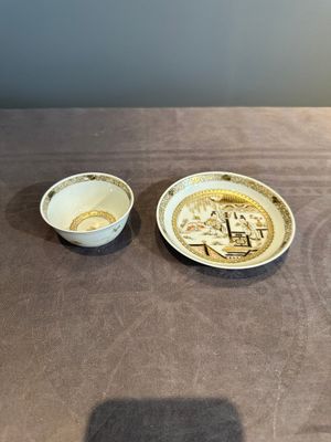 A fine Chinese gilt-decorated grisaille 'Xi Xiang Ji' cup and saucer, Yongzheng — photo 1