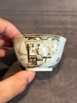 A fine Chinese gilt-decorated grisaille 'Xi Xiang Ji' cup and saucer, Yongzheng — photo 2