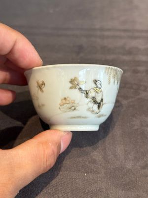 A fine Chinese gilt-decorated grisaille 'Xi Xiang Ji' cup and saucer, Yongzheng — photo 4