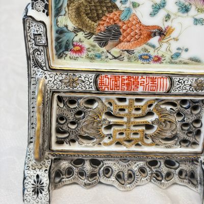 A fine Chinese gilt-grisaille and famille rose table screen — photo 7