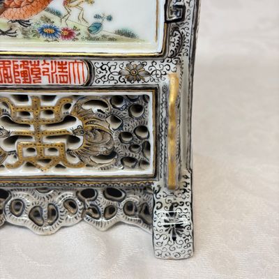 A fine Chinese gilt-grisaille and famille rose table screen — photo 8
