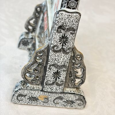 A fine Chinese gilt-grisaille and famille rose table screen — photo 15