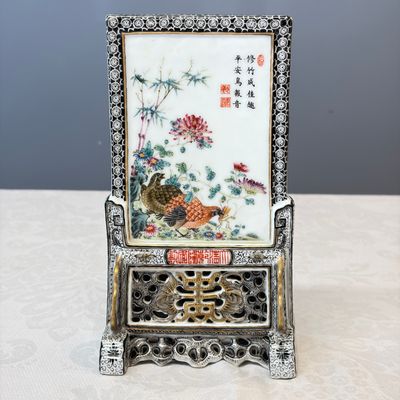 A fine Chinese gilt-grisaille and famille rose table screen — photo 1