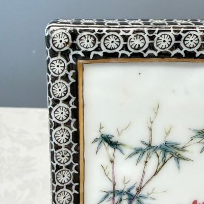 A fine Chinese gilt-grisaille and famille rose table screen — photo 3
