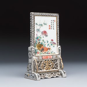 A fine Chinese gilt-grisaille and famille rose table screen — photo 1