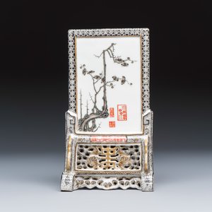 A fine Chinese gilt-grisaille and famille rose table screen — photo 4