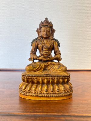 A fine Chinese gilt-lacquered bronze sculpture of Buddha Amitayus, Yongle 大明永樂年施 mark and of the period — 照片 1