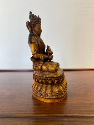 A fine Chinese gilt-lacquered bronze sculpture of Buddha Amitayus, Yongle 大明永樂年施 mark and of the period — 照片 2
