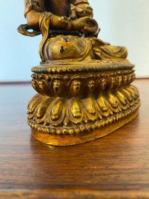 A fine Chinese gilt-lacquered bronze sculpture of Buddha Amitayus, Yongle 大明永樂年施 mark and of the period — 照片 7