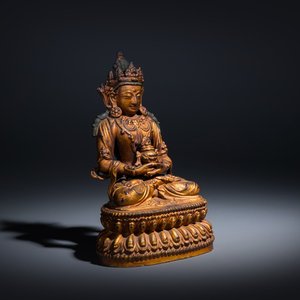 A fine Chinese gilt-lacquered bronze sculpture of Buddha Amitayus, Yongle 大明永樂年施 mark and of the period — 照片 1