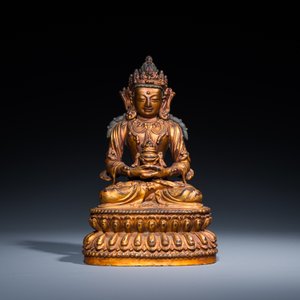 A fine Chinese gilt-lacquered bronze sculpture of Buddha Amitayus, Yongle 大明永樂年施 mark and of the period — 照片 2