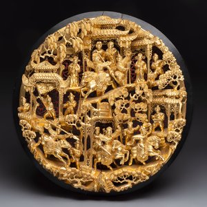 A fine Chinese gilt-lacquered openworked 'warriors on horseback' wooden panel, 19th C. — foto 1