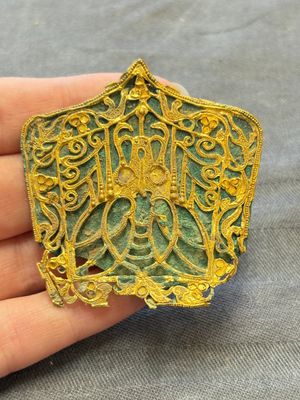 A fine Chinese gold and bronze plaque from a hat ornament, Wei/Jin — 照片 1