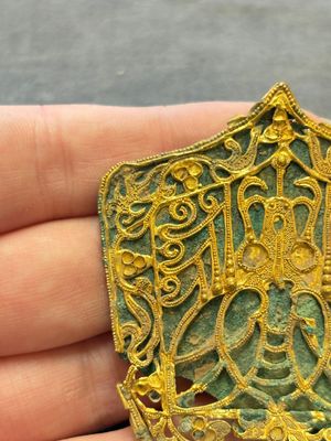 A fine Chinese gold and bronze plaque from a hat ornament, Wei/Jin — 照片 2