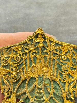 A fine Chinese gold and bronze plaque from a hat ornament, Wei/Jin — 照片 3