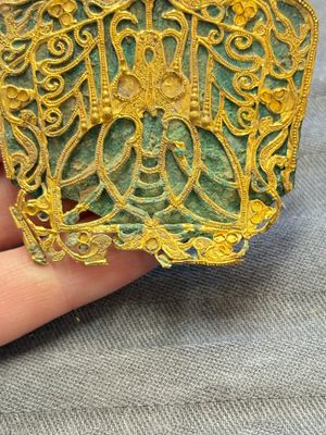 A fine Chinese gold and bronze plaque from a hat ornament, Wei/Jin — 照片 5