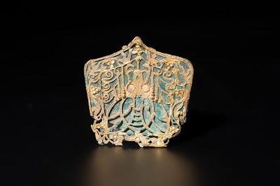 A fine Chinese gold and bronze plaque from a hat ornament, Wei/Jin