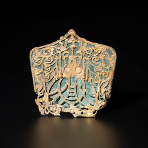 A fine Chinese gold and bronze plaque from a hat ornament, Wei/Jin — 照片 1