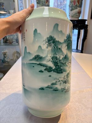 A fine Chinese green-enamelled vase with landscape design, Hui Yuan Tang Zhi 慧遠堂製 mark, dated 1943 — photo 1