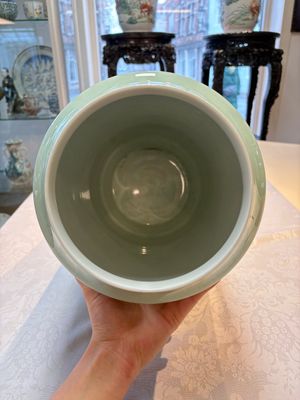 A fine Chinese green-enamelled vase with landscape design, Hui Yuan Tang Zhi 慧遠堂製 mark, dated 1943 — photo 12