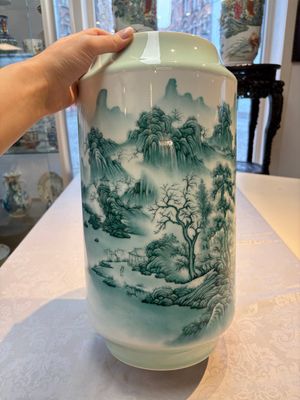 A fine Chinese green-enamelled vase with landscape design, Hui Yuan Tang Zhi 慧遠堂製 mark, dated 1943 — photo 2