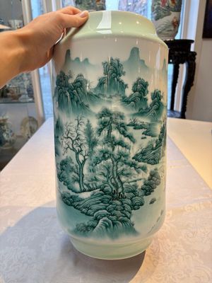 A fine Chinese green-enamelled vase with landscape design, Hui Yuan Tang Zhi 慧遠堂製 mark, dated 1943 — photo 3