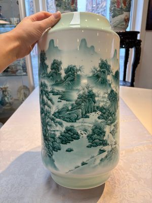 A fine Chinese green-enamelled vase with landscape design, Hui Yuan Tang Zhi 慧遠堂製 mark, dated 1943 — photo 4