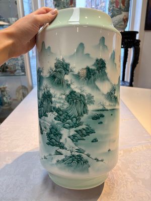 A fine Chinese green-enamelled vase with landscape design, Hui Yuan Tang Zhi 慧遠堂製 mark, dated 1943 — photo 5