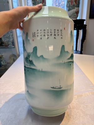 A fine Chinese green-enamelled vase with landscape design, Hui Yuan Tang Zhi 慧遠堂製 mark, dated 1943 — photo 7