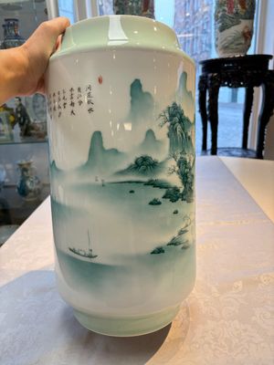 A fine Chinese green-enamelled vase with landscape design, Hui Yuan Tang Zhi 慧遠堂製 mark, dated 1943 — photo 8